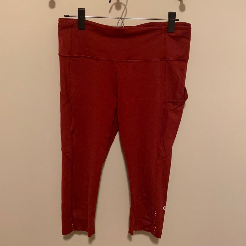 Lululemon Fast & Free cropped leggings.